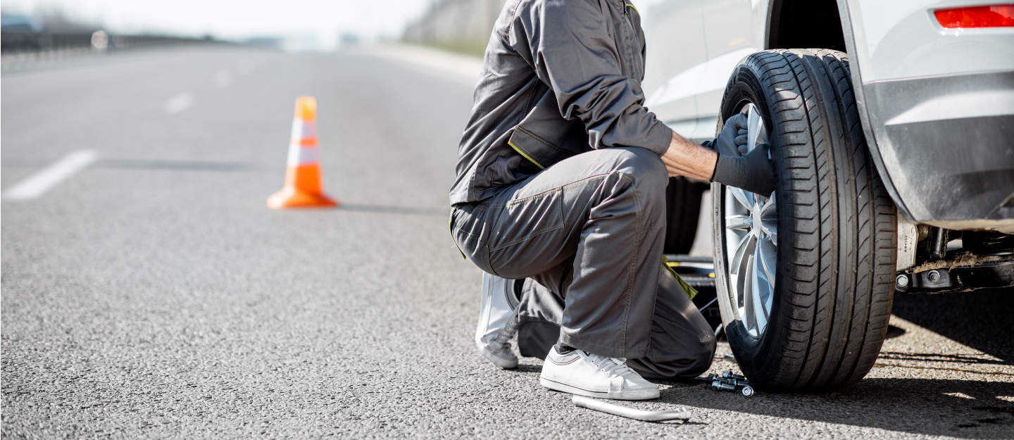 a man giving mobile tyre change service